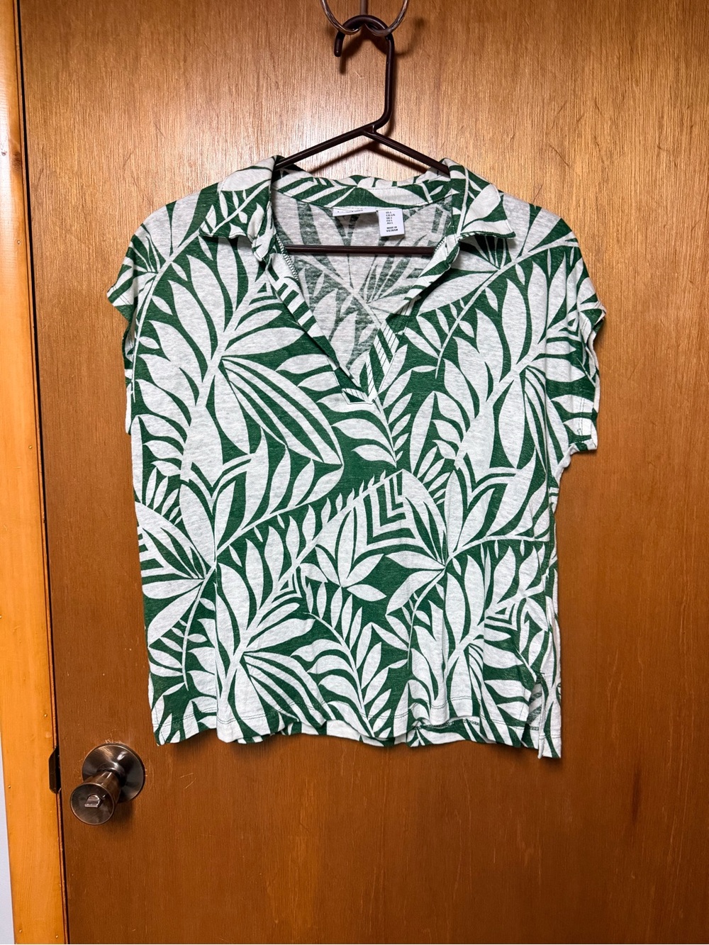 Nicole Miller Green and White Leaf Print Button Down Top